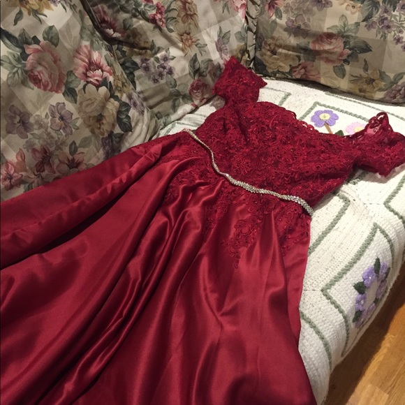 Red satin gown - Picture 2 of 7